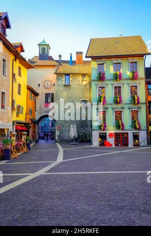 Traditionelle Gebäude in der Rue Sainte-Claire, Altstadt von Annecy. Das Departement Haute-Savoie in der Region Auvergne-Rhône-Alpes in Frankreich. Stockfoto