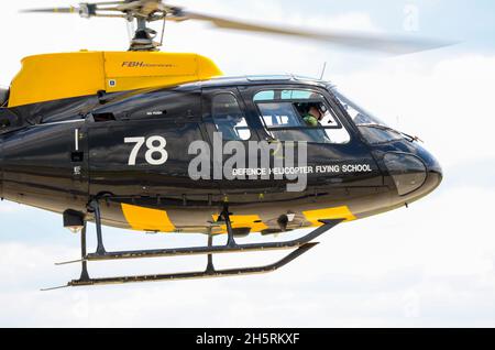 Eurocopter AS-350BB Eichhörnchen HT1 der Defense Helicopter Flying School, die auf der RAF Waddington Airshow fliegt. PFI, von FBS, FB Heliservices, Cobham Stockfoto