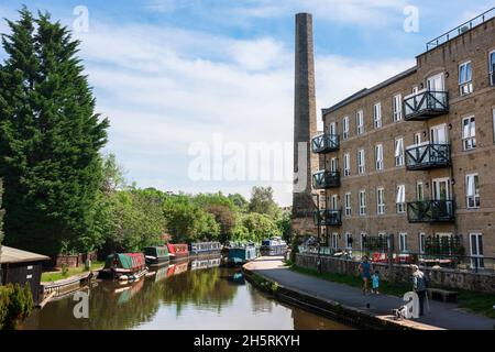 England-Kanal, Blick im Sommer auf schmale Boote, die auf dem Leeds und Liverpool-Kanal im historischen Zentrum von Skipton, North Yorkshire, England, Großbritannien, festgemacht sind Stockfoto