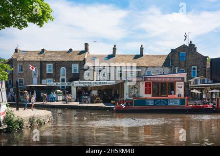 UK-Kanal, Blick im Sommer auf ein enges Boot, das im Leeds und Liverpool-Kanal im Zentrum von Skipton, North Yorkshire, England, liegt Stockfoto