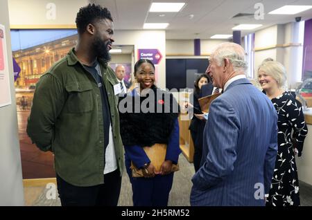 Der Prinz von Wales (rechts) trifft Prince's Trust Young Entrepreneurs, unterstützt durch das Enterprise-Programm bei NatWest in London. Bilddatum: Donnerstag, 11. November 2021. Stockfoto