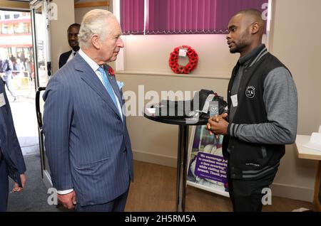 Der Prinz von Wales (links) trifft Prince's Trust Young Entrepreneurs, unterstützt durch das Enterprise-Programm bei NatWest in London. Bilddatum: Donnerstag, 11. November 2021. Stockfoto