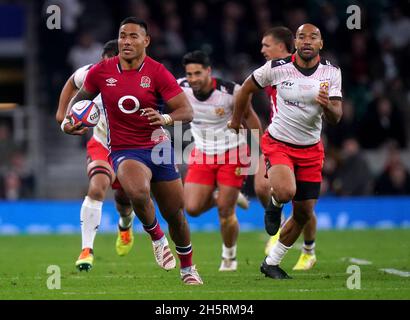 Aktenfoto vom 06-11-2021 des englischen Manu Tuilagi (links) in Aktion. Manu Tuilagi ist eine Überraschungsauswahl auf dem Flügel für den Zusammenstoß am Samstag mit Australien, da England in ihrem Mittelfeld Platz für Marcus Smith und Owen Farrell schaffen. Ausgabedatum: Donnerstag, 11. November 2021. Stockfoto