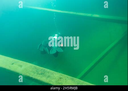 Munising, MI - 13. August 2021: TAUCHER beim Betreten des Schiffswracks aus Holzschooner Stockfoto