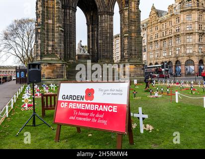 Edinburgh, Schottland, Großbritannien, 11. November 2021. Garden of Remembrance kurz vor dem Gottesdienst um 11:00 Uhr am Scott Monument im Princes Street Garden Stockfoto