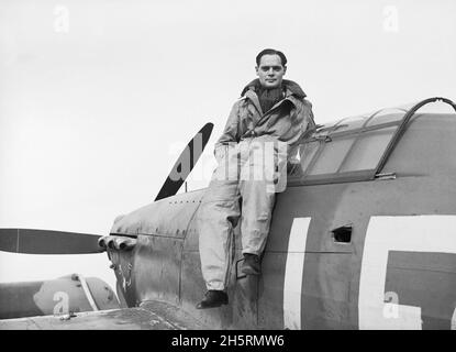 RAF DUXFORD, CAMBRIDGESHIRE, ENGLAND, Großbritannien - 1940. September - RAF Squadron Leader Douglas Bader, CO von No. 242 Squadron, setzte sich auf seinen Hawker-Sturmflucht Stockfoto