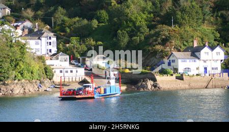 Die Fähre von Fowey nach Bodinnick schließt auf der Caffa Mill Slipway und einer alten Residenz von Daphne Du Maurier. An der Südküste von Cornwall England. Stockfoto