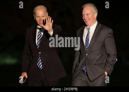 Der US-Präsident Joe Biden und der US-Senator Chris Van Hollen (Demokrat von Maryland) gehen auf dem South Lawn des Weißen Hauses, als sie am 10. November 2021 in Washington, DC, ankommen. Präsident Biden erklärte, wie das überparteiliche Infrastrukturabkommen für die amerikanische Bevölkerung durch die Modernisierung der Häfen unseres Landes und die Stärkung der Lieferketten zur Vermeidung von Störungen in Baltimore, Maryland, Vorteile bringt.Quelle: Oliver Contreras/Pool via CNP /MediaPunch Stockfoto