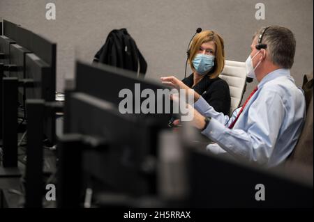 Kathy Lueders, stellvertretende Administratorin für das NASA Space Operations Mission Directorate, links, Und Steve Stich, Manager des Commercial Crew Program der NASA, überwacht den Countdown für den Start einer SpaceX Falcon 9-Rakete, die die Crew Dragon-Sonde des Unternehmens auf der NASA-Mission SpaceX Crew-3 mit den NASA-Astronauten Raja Chari, Tom Marshburn, Kayla Barron, Und Matthias Maurer, Astronaut der ESA (European Space Agency), an Bord, am Mittwoch, den 10. November 2021, im Feuerraum vier des Launch Control Center im Kennedy Space Center der NASA in Florida. Die SpaceX Crew-3-Mission der NASA ist die erste Crew-Rotation m Stockfoto