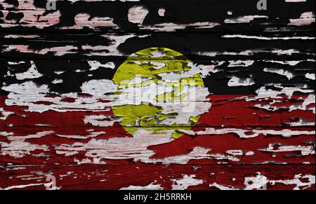 Flagge der australischen Aborigines auf einem grunge Holzbrett gemalt. Stockfoto
