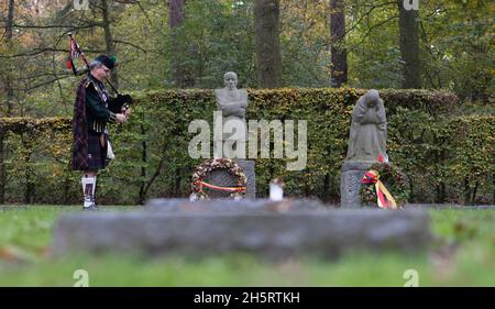 Vladlso, Belgien. November 2021. Ein Dudelsackspieler spielt in Erinnerung an die Gefallenen am Grab von Peter Kollwitz, in der Nähe der Gedenkstätte die trauernden Eltern auf dem deutschen Kriegsfriedhof Vladenlo in Flandern. Quelle: Jürgen Schwarz/Alamy Live News Stockfoto