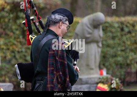 Vladlso, Belgien. November 2021. Ein Dudelsackspieler spielt in Erinnerung an die Gefallenen am Grab von Peter Kollwitz, in der Nähe der Gedenkstätte die trauernden Eltern auf dem deutschen Kriegsfriedhof Vladenlo in Flandern. Quelle: Jürgen Schwarz/Alamy Live News Stockfoto