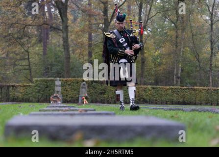 Vladlso, Belgien. November 2021. Ein Dudelsackspieler spielt in Erinnerung an die Gefallenen am Grab von Peter Kollwitz, in der Nähe der Gedenkstätte die trauernden Eltern auf dem deutschen Kriegsfriedhof Vladenlo in Flandern. Quelle: Jürgen Schwarz/Alamy Live News Stockfoto