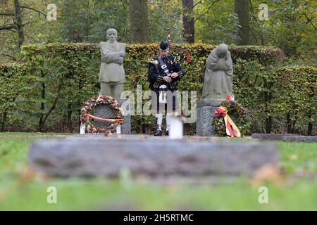 Vladlso, Belgien. November 2021. Ein Dudelsackspieler spielt in Erinnerung an die Gefallenen am Grab von Peter Kollwitz, in der Nähe der Gedenkstätte die trauernden Eltern auf dem deutschen Kriegsfriedhof Vladenlo in Flandern. Quelle: Jürgen Schwarz/Alamy Live News Stockfoto