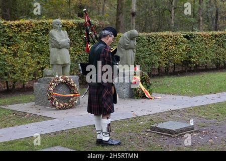 Vladlso, Belgien. November 2021. Ein Dudelsackspieler spielt in Erinnerung an die Gefallenen am Grab von Peter Kollwitz, in der Nähe der Gedenkstätte die trauernden Eltern auf dem deutschen Kriegsfriedhof Vladenlo in Flandern. Quelle: Jürgen Schwarz/Alamy Live News Stockfoto