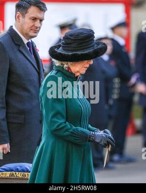 London, Großbritannien. November 2021. Die Herzogin steht vor zwei hölzernen Kreuzen aus den Gräbern unbekannter britischer Soldaten aus dem Ersten und Zweiten Weltkrieg, wo der Dekan Gebete anbietet und ein Erinnerungskreuz legt. Die Herzogin von Cornwall besucht das 93. Feld der Erinnerung in der Westminster Abbey. Ihre königliche Hoheit trifft sich auch mit Veteranen und Vertretern der Streitkräfte, Kadetten und Freiwilligen, die die Kreuze aufgestellt haben. Kredit: Imageplotter/Alamy Live Nachrichten Stockfoto