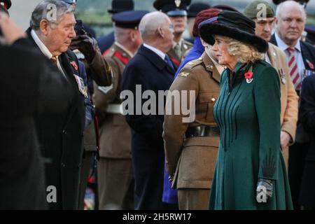 London, Großbritannien. November 2021. Die Herzogin von Cornwall besucht das 93. Feld der Erinnerung in der Westminster Abbey. Ihre königliche Hoheit trifft sich auch mit Veteranen und Vertretern der Streitkräfte, Kadetten und Freiwilligen, die die Kreuze aufgestellt haben. Kredit: Imageplotter/Alamy Live Nachrichten Stockfoto