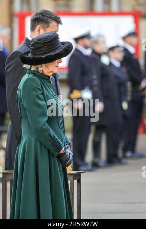 London, Großbritannien. November 2021. Die Herzogin steht vor zwei hölzernen Kreuzen aus den Gräbern unbekannter britischer Soldaten aus dem Ersten und Zweiten Weltkrieg, wo der Dekan Gebete anbietet und ein Erinnerungskreuz legt. Die Herzogin von Cornwall besucht das 93. Feld der Erinnerung in der Westminster Abbey. Ihre königliche Hoheit trifft sich auch mit Veteranen und Vertretern der Streitkräfte, Kadetten und Freiwilligen, die die Kreuze aufgestellt haben. Kredit: Imageplotter/Alamy Live Nachrichten Stockfoto