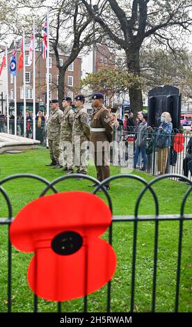 Brighton UK 11. November 2021 - Mitglieder der Öffentlichkeit und lokale Würdenträger versammeln sich am Brighton war Memorial zu einem Gedenkgottesdienst am Waffenstillstandstag in Großbritannien : Credit Simon Dack / Alamy Live News Stockfoto