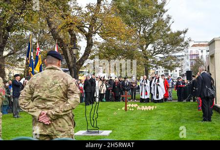 Brighton UK 11. November 2021 - Mitglieder der Öffentlichkeit und lokale Würdenträger versammeln sich am Brighton war Memorial zu einem Gedenkgottesdienst am Waffenstillstandstag in Großbritannien : Credit Simon Dack / Alamy Live News Stockfoto