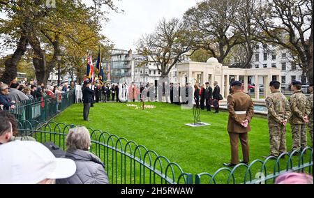 Brighton UK 11. November 2021 - Mitglieder der Öffentlichkeit und lokale Würdenträger versammeln sich am Brighton war Memorial zu einem Gedenkgottesdienst am Waffenstillstandstag in Großbritannien : Credit Simon Dack / Alamy Live News Stockfoto