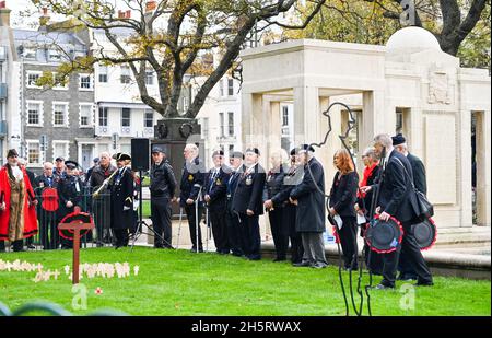 Brighton UK 11. November 2021 - Mitglieder der Öffentlichkeit und lokale Würdenträger versammeln sich am Brighton war Memorial zu einem Gedenkgottesdienst am Waffenstillstandstag in Großbritannien : Credit Simon Dack / Alamy Live News Stockfoto