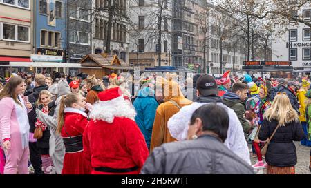 Große Menschenmenge feiert den jährlichen Karneval in Köln, Deutschland Stockfoto