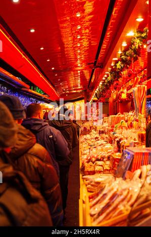 Verkaufsstände des Weihnachtsmarktes in Straßburg, Frankreich. Die Straßen der Innenstadt von Straßburg sind komplett mit kleinen Ständen mit verschiedenen Verkaufsständen gesäumt Stockfoto