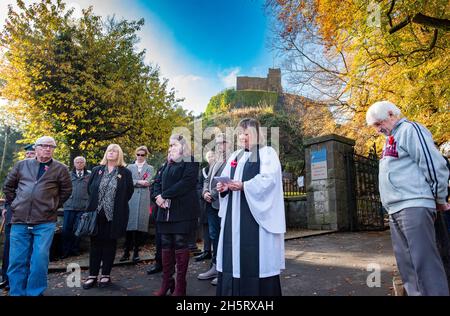 Clitheroe, Lancashire, Großbritannien. November 2021. Gedenktag in Clitheroe, Lancashire, an dem Pfarrer Catherine Hale-Heighway die Gebete leitete. Quelle: John Eveson/Alamy Live News Stockfoto