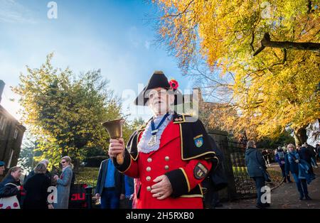 Clitheroe, Lancashire, Großbritannien. November 2021. Stadtkrier von Clitheroe Roland Hailwood, mit 37 Jahren der dienstälteste Stadtkrier von townÕs, beim Gedenktag in Clitheroe, Lancashire. Quelle: John Eveson/Alamy Live News Stockfoto