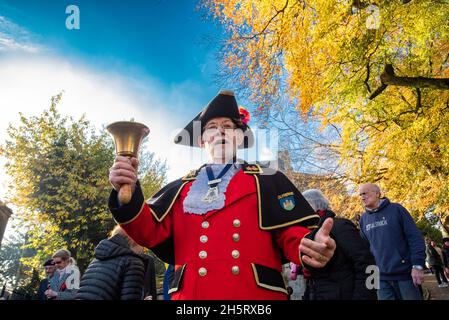 Clitheroe, Lancashire, Großbritannien. November 2021. Stadtkrier von Clitheroe Roland Hailwood, mit 37 Jahren der dienstälteste Stadtkrier von townÕs, beim Gedenktag in Clitheroe, Lancashire. Quelle: John Eveson/Alamy Live News Stockfoto