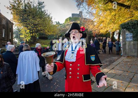 Clitheroe, Lancashire, Großbritannien. November 2021. Stadtkrier von Clitheroe Roland Hailwood, mit 37 Jahren der dienstälteste Stadtkrier von townÕs, beim Gedenktag in Clitheroe, Lancashire. Quelle: John Eveson/Alamy Live News Stockfoto