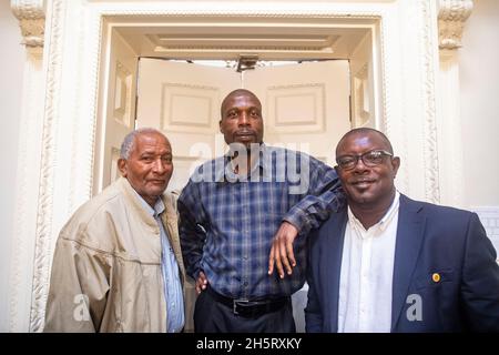 Foto zeigt: Drei westindische Cricketgrößen und Ritter von Antigua Sir Cretly Ambrose, Sir Richie Richardson und Sir Andy Roberts im The RO Stockfoto