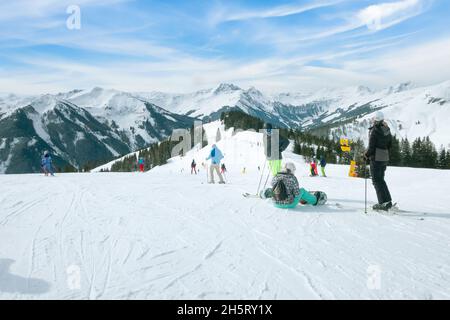 Saalbach, Österreich - 5. März 2020: Skifahrer und Snowboarder bereit zum Skifahren von der Bergstation Stockfoto