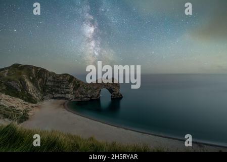 Eine wunderschöne Milchstraße über Durdle Door, Dorset Stockfoto