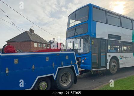 Ein Schulbus wird nach dem Umkippen in Meadow Lane, North Hykeham, in der Nähe von Lincoln abgeschleppt. Die Polizei von Lincolnshire sagte, dass nach dem Unfall keine schweren Verletzungen gemeldet wurden. Bilddatum: Donnerstag, 11. November 2021. Stockfoto