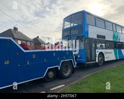 Ein Schulbus wird nach dem Umkippen in Meadow Lane, North Hykeham, in der Nähe von Lincoln abgeschleppt. Die Polizei von Lincolnshire sagte, dass nach dem Unfall keine schweren Verletzungen gemeldet wurden. Bilddatum: Donnerstag, 11. November 2021. Stockfoto