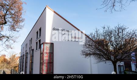 Rottweil, Deutschland. November 2021. Außenansicht des Dominikanischen Museums. Die Ausstellung '1250 Jahre Rottweil' ist vom 13. November bis 16. Januar 2022 im Dominikanermuseum zu besichtigen. Kredit: Silas Stein/dpa/Alamy Live Nachrichten Stockfoto