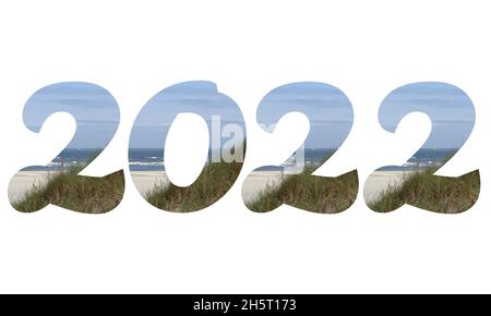 2022 Text für das neue Jahr, Text mit Zahlen aus einer Landschaft mit Strand, Meer, blauem Himmel und Dünen, isoliert auf weißem Hintergrund Stockfoto