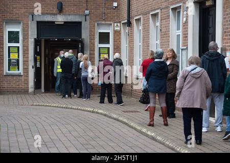 Maidenhead, Anford, Großbritannien. November 2021. Vor dem Impfzentrum Covid-19 in Maidenhead stehen Menschen für ihre Auffrischungsjabs in der Schlange. Ab heute müssen Pflegekräfte in Pflegeheimen doppelt abgezweigt werden. Es wird erwartet, dass Tausende von Pflegekräften ihren Arbeitsplatz verlieren, da sie sich weiterhin weigern, Covid-19-Impfungen zu erhalten. Quelle: Maureen McLean/Alamy Live News Stockfoto