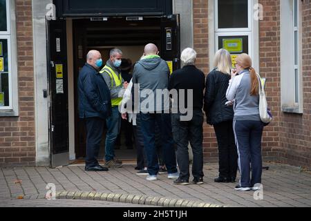 Maidenhead, Anford, Großbritannien. November 2021. Vor dem Impfzentrum Covid-19 in Maidenhead stehen Menschen für ihre Auffrischungsjabs in der Schlange. Ab heute müssen Pflegekräfte in Pflegeheimen doppelt abgezweigt werden. Es wird erwartet, dass Tausende von Pflegekräften ihren Arbeitsplatz verlieren, da sie sich weiterhin weigern, Covid-19-Impfungen zu erhalten. Quelle: Maureen McLean/Alamy Live News Stockfoto