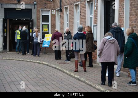 Maidenhead, Anford, Großbritannien. November 2021. Vor dem Impfzentrum Covid-19 in Maidenhead stehen Menschen für ihre Auffrischungsjabs in der Schlange. Ab heute müssen Pflegekräfte in Pflegeheimen doppelt abgezweigt werden. Es wird erwartet, dass Tausende von Pflegekräften ihren Arbeitsplatz verlieren, da sie sich weiterhin weigern, Covid-19-Impfungen zu erhalten. Quelle: Maureen McLean/Alamy Live News Stockfoto