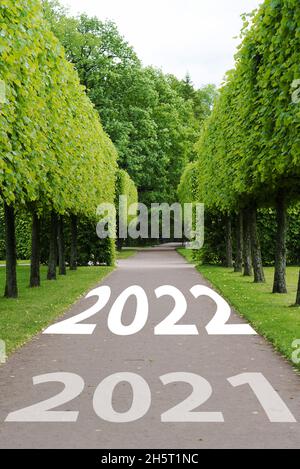 Das Konzept einer Straße für die Geschäftsplanung, das Wort 2022, geschrieben auf der Straße inmitten von Bäumen im Park. Das Konzept der Geschäftstätigkeit im Jahr 20 Stockfoto