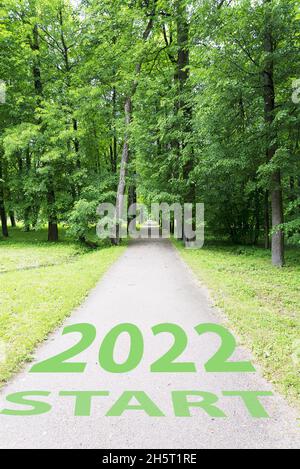 Das Konzept einer Straße für die Geschäftsplanung, das Wort 2022, geschrieben auf der Straße inmitten von Bäumen im Park. Das Konzept der Geschäftstätigkeit im Jahr 20 Stockfoto