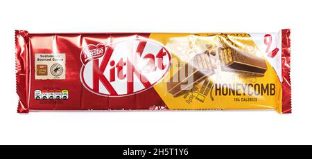 SWINDON, UK - 11. NOVEMBER 2021: Packung Wabenkit Kat - Kit Kat werden von Nestle hergestellt Stockfoto