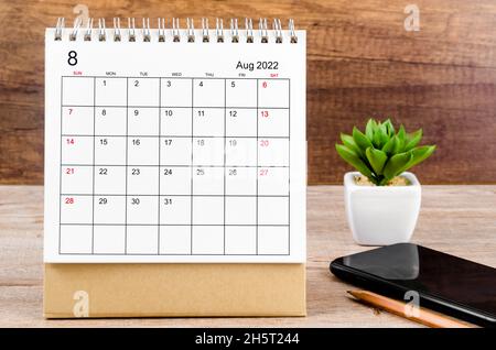 Der Tischkalender August 2022 auf einem Holztisch. Stockfoto