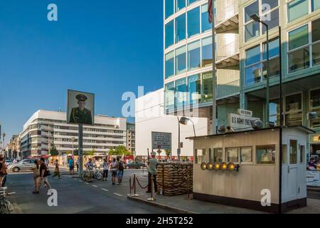 Großartige Nahaufnahme einer Kopie des amerikanischen Wachhauses am berühmten Grenzposten Checkpoint Charlie in Berlin. Es gibt ein großes Bild von... Stockfoto