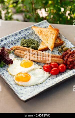 englisches Frühstück im Terrassencafé Stockfoto