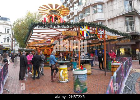 Birmingham UK Besucher trinken deutsches Lager auf dem Frankfurter Weihnachtsmarkt in der New Street UK - November 2021 Stockfoto