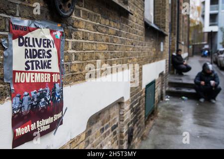 London, Großbritannien. November 2021. Ein Plakat wirbt für einen Streik von Lebensmittellieferern der Gewerkschaft Independent Workers of Great Britain (IWGB). Die Fahrer entschieden sich, zu streiken, um kostenlose und sichere Parkplätze zu fordern, nachdem sie von der Restaurantleitung und den lokalen Behörden gezwungen wurden, auf einen Parkplatz weiter von Restaurants, insbesondere der Dalston-Niederlassung von McDonalds, zu warten und keine Toiletten oder Unterkünfte zu haben. Kredit: Mark Kerrison/Alamy Live Nachrichten Stockfoto